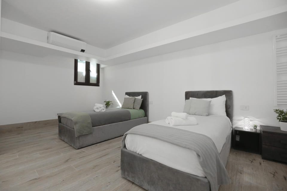 Bedroom, air conditioner