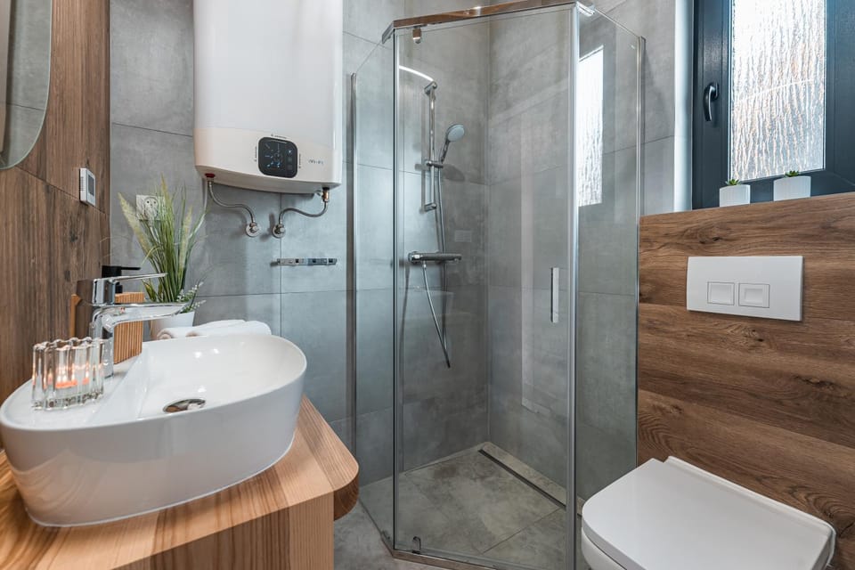 Shower, Toilet, Bathroom, towels