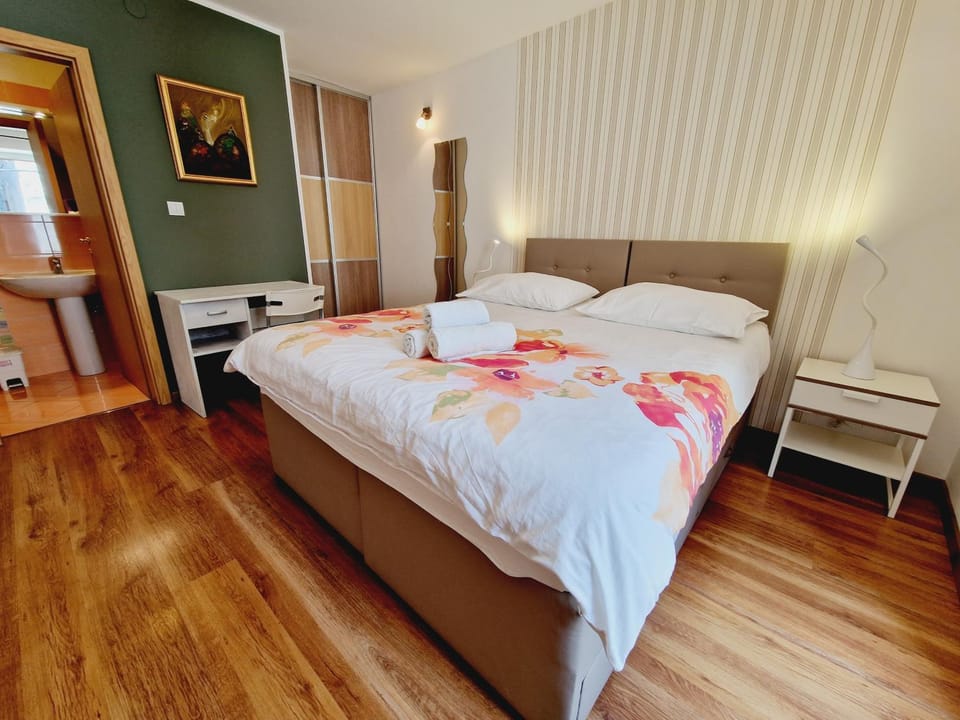 Bed, Bedroom, towels, wardrobe