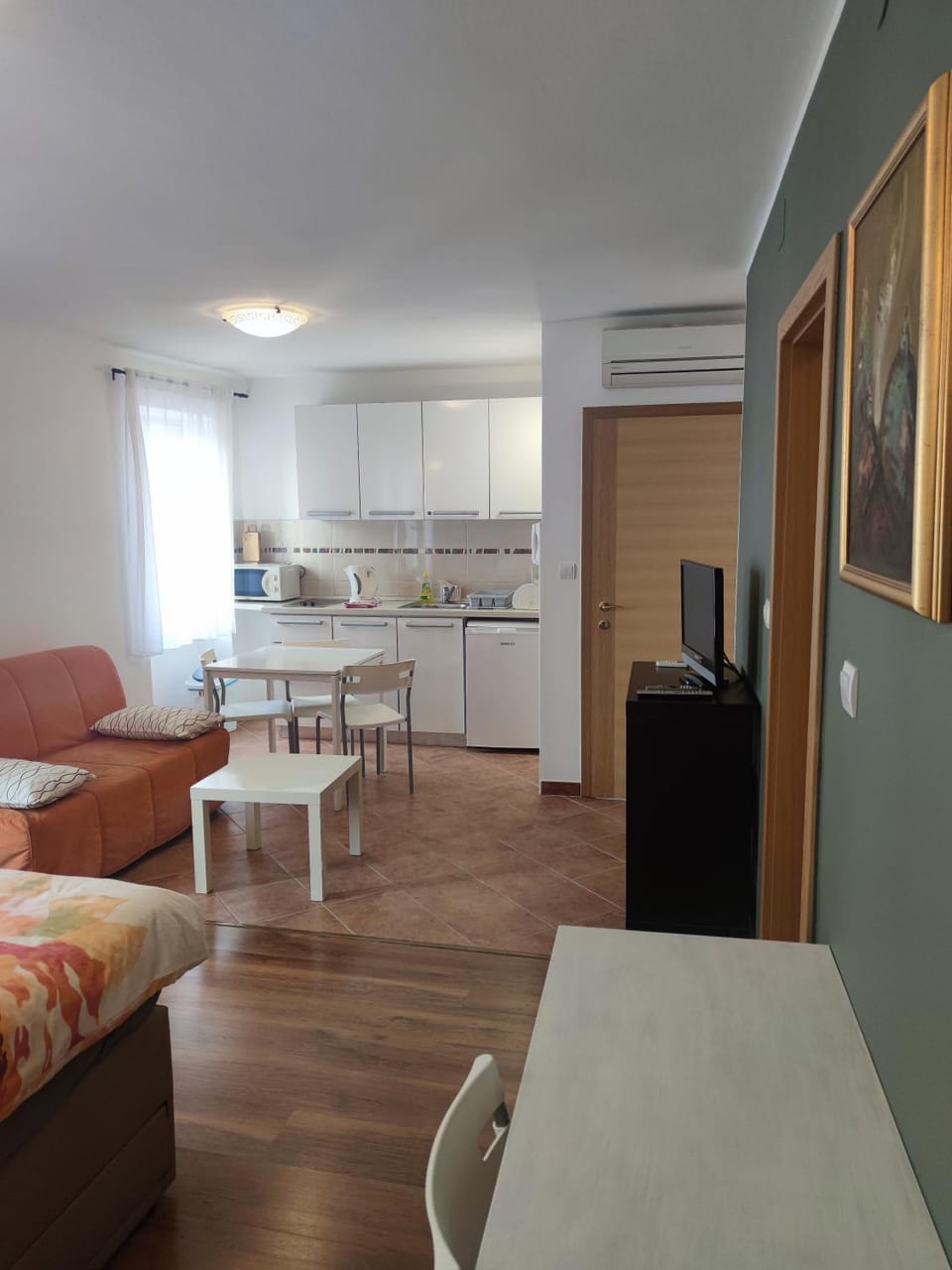 Kitchen or kitchenette, Living room, Seating area, Dining area