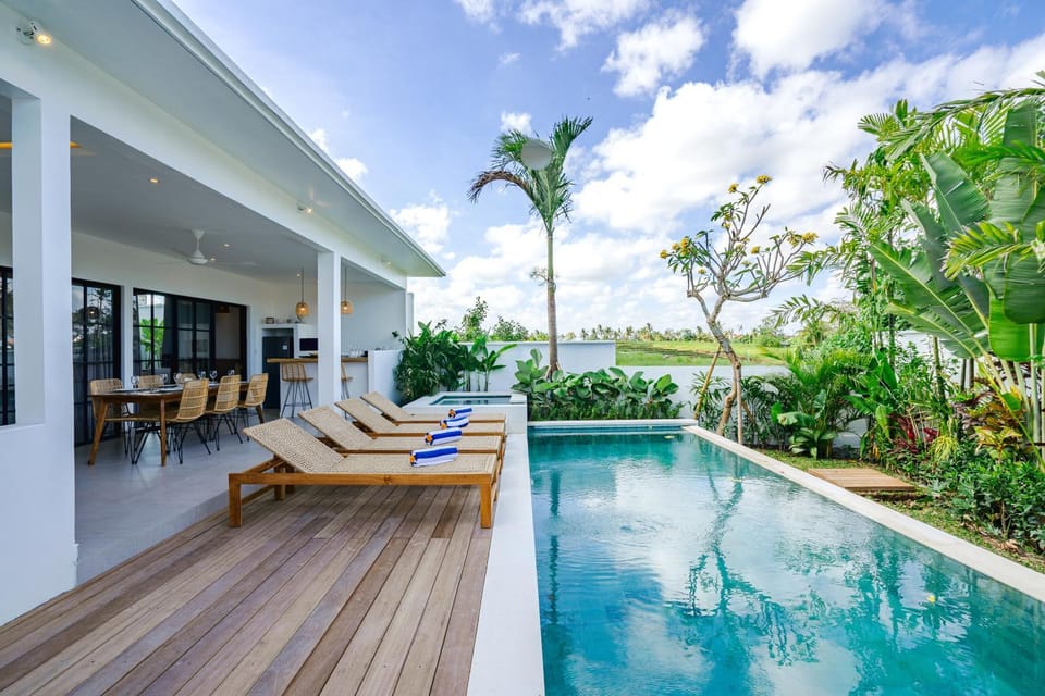 Property building, Spring, Day, Natural landscape, Garden, Garden, Balcony/Terrace, Garden view, Pool view, Swimming pool, sunbed