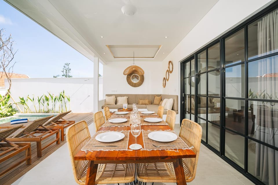 View (from property/room), Balcony/Terrace, Living room, Seating area, Dining area