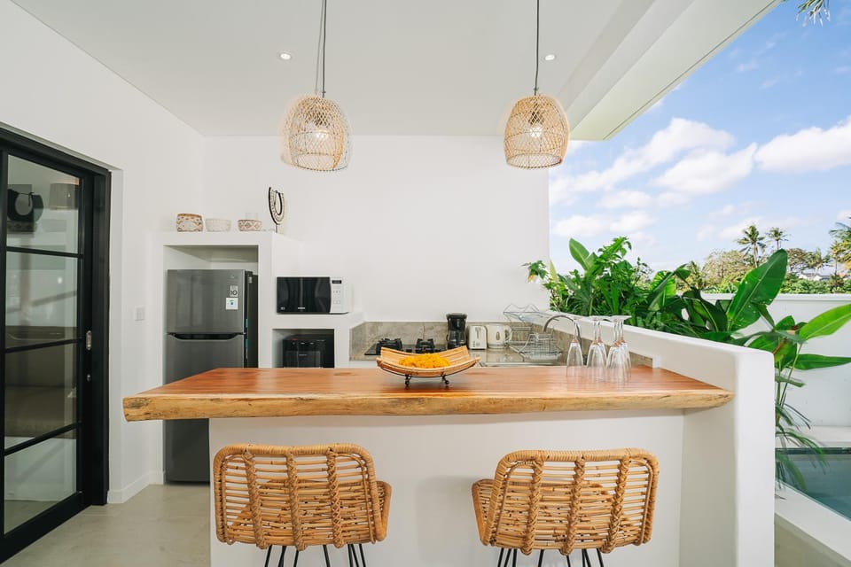 Kitchen or kitchenette, Food and drinks, Dining area, minibar, stove, toaster