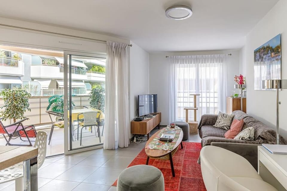 OLD - Center Antibes 2 bedroom modern place Apartment in Antibes