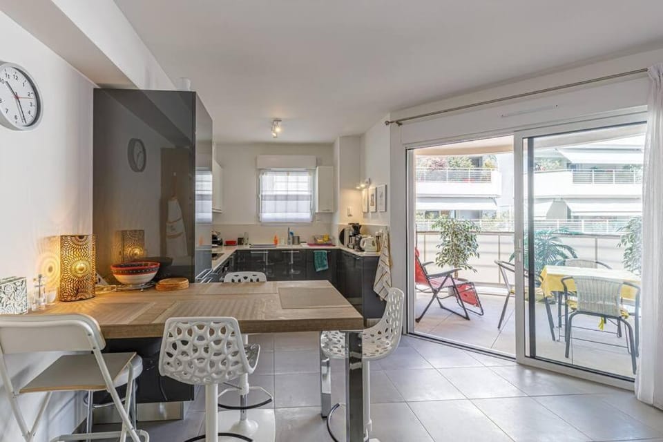 OLD - Center Antibes 2 bedroom modern place Apartment in Antibes