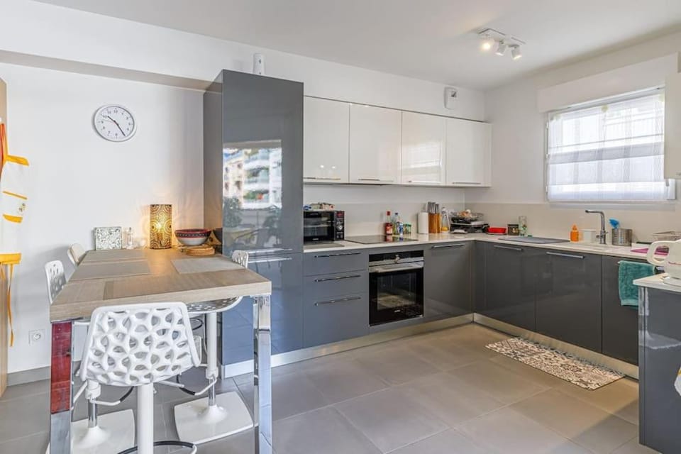 OLD - Center Antibes 2 bedroom modern place Apartment in Antibes