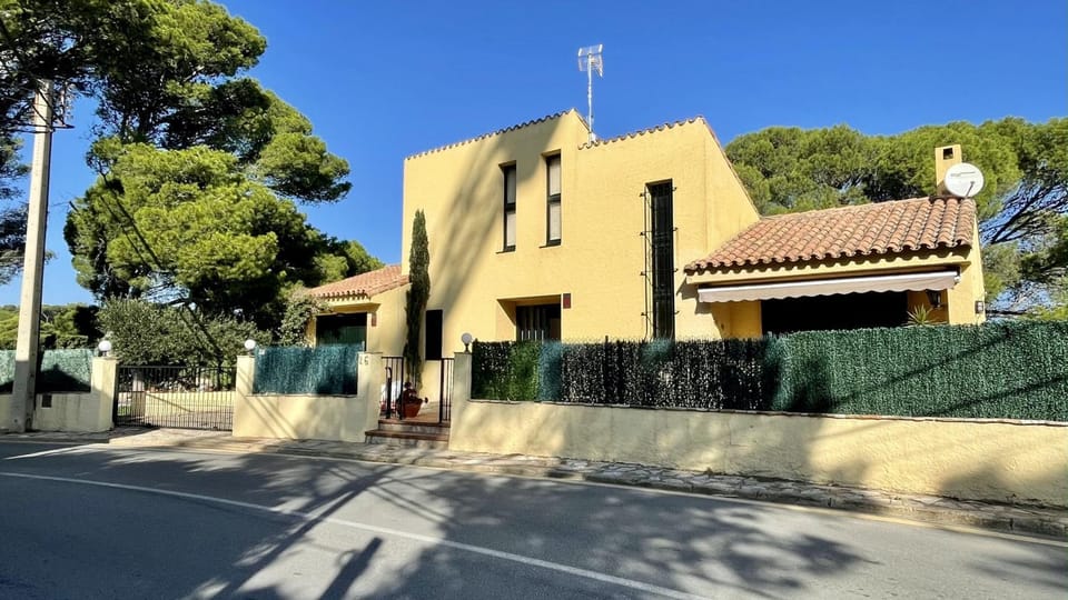 Property building, Facade/entrance, Off site
