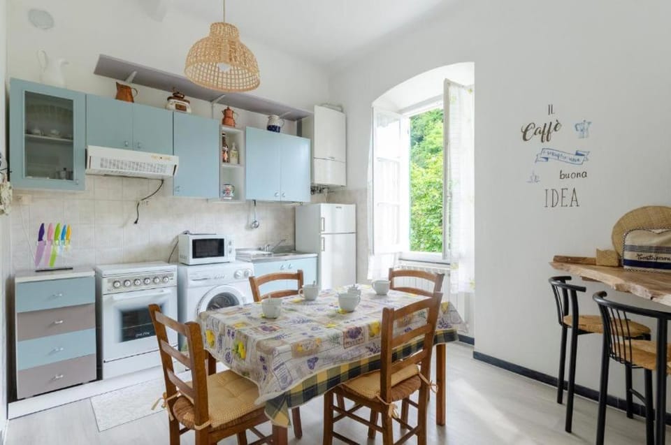 2 appartamenti totale 12 posti letto Apartment in Liguria