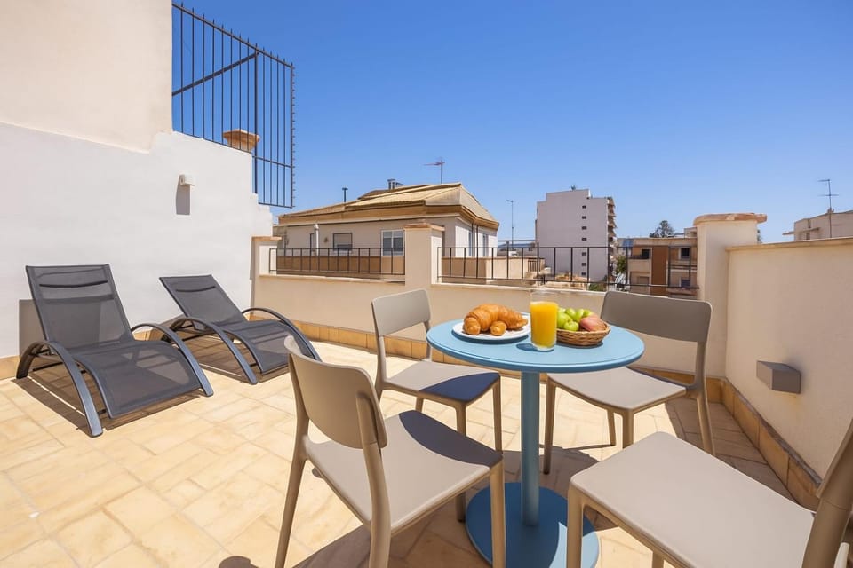 Balcony/Terrace, Balcony/Terrace, Landmark view, sunbed