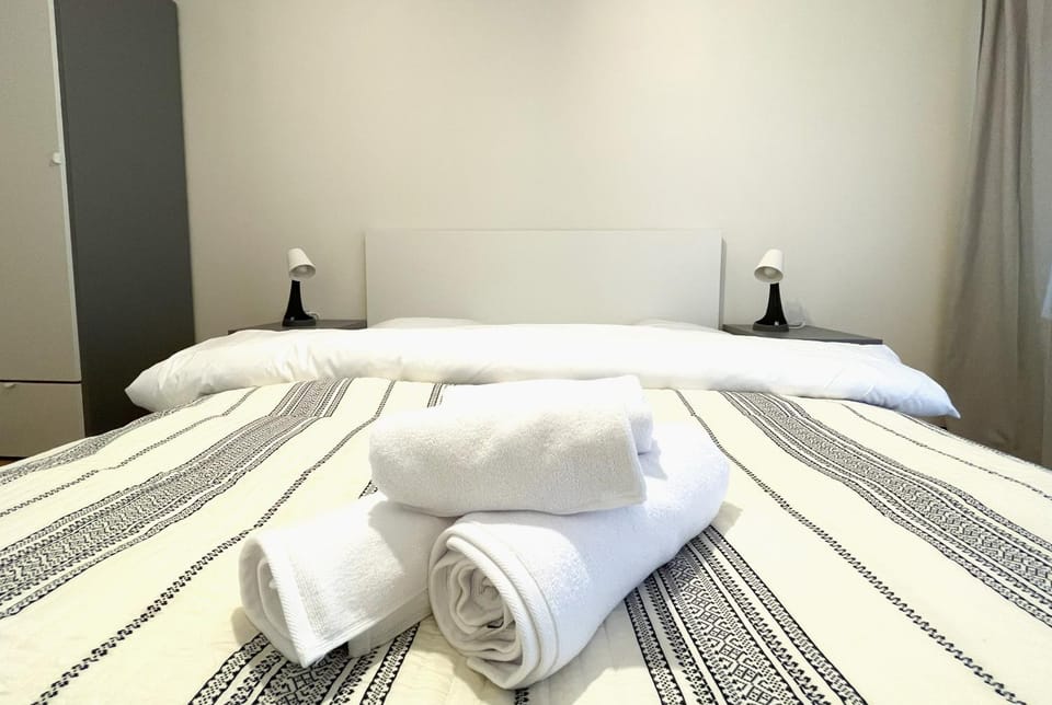 Bed, Bedroom, towels