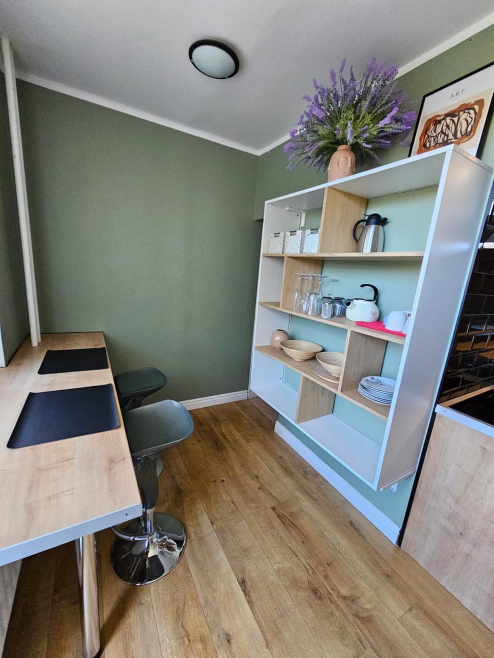 Kitchen or kitchenette, Dining area