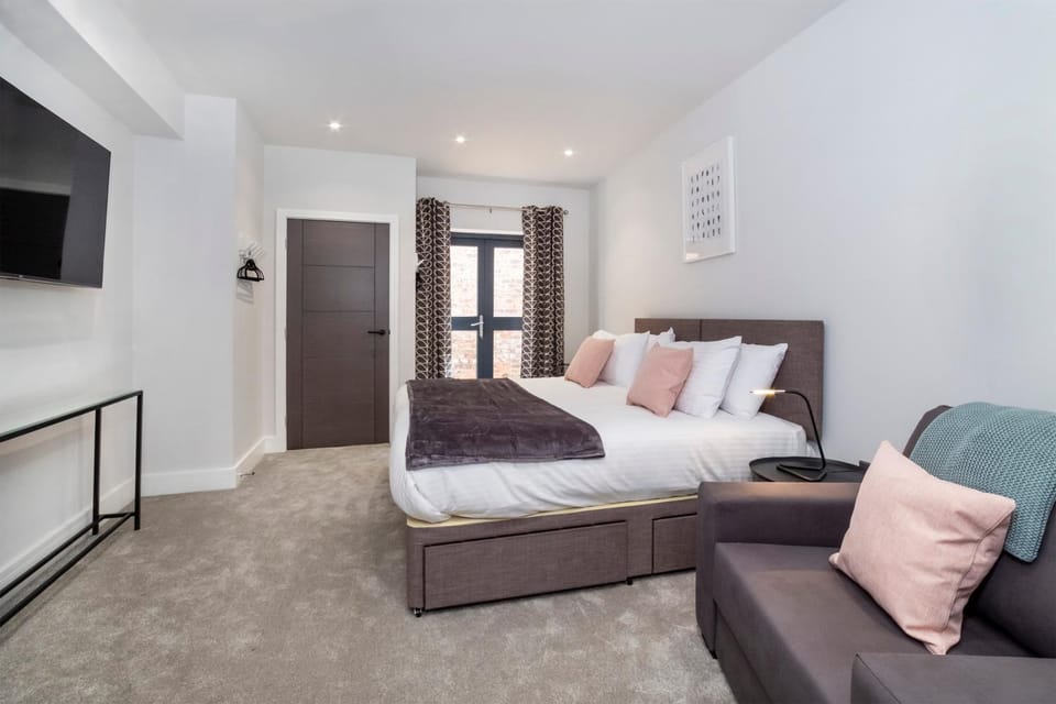 Bed, TV and multimedia, Bedroom