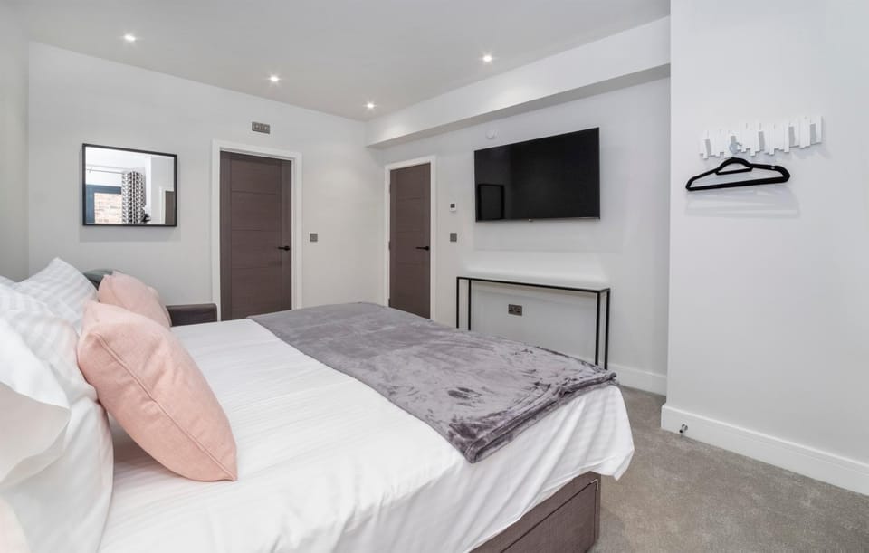 Bed, TV and multimedia, Bedroom