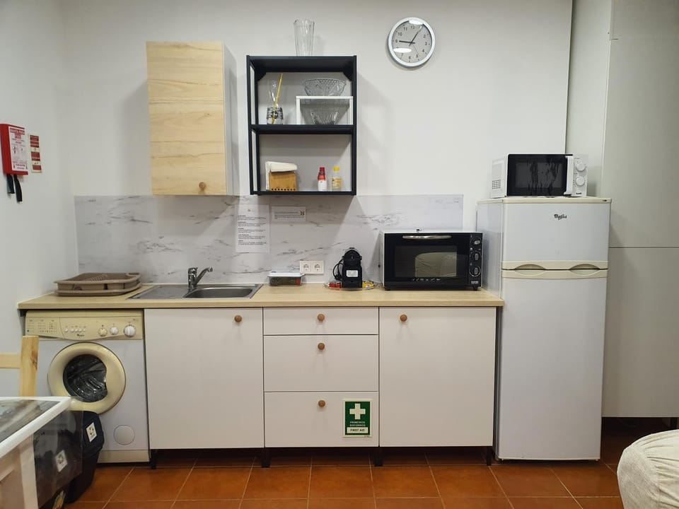 Kitchen or kitchenette, Living room, Communal kitchen, oven, toaster, washing machine