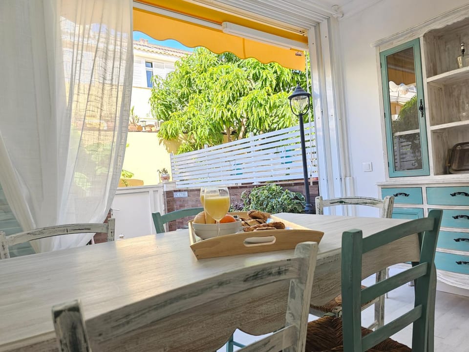 NEW POSITIVE VIBES HOLIDAYS HOME, Playa de las Americas, Tenerife Apartment in Playa de las Americas