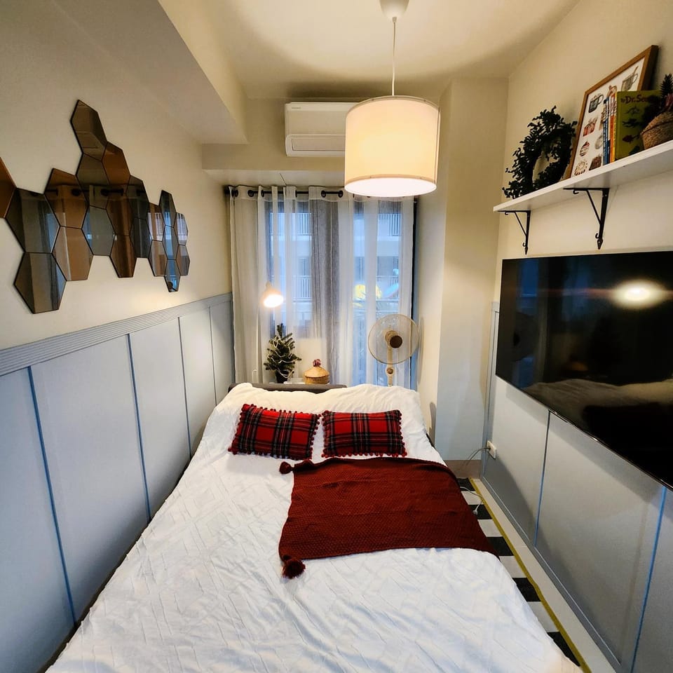 Bed, Living room, hair dresser