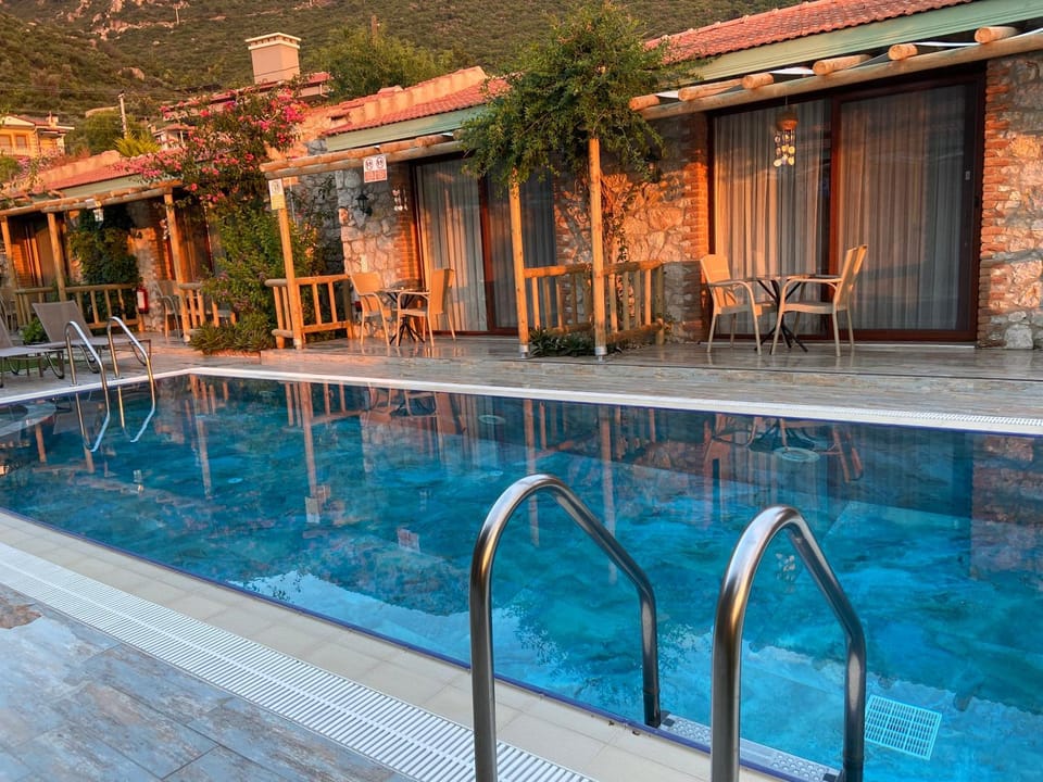 Property building, Day, Pool view, Swimming pool, sunbed