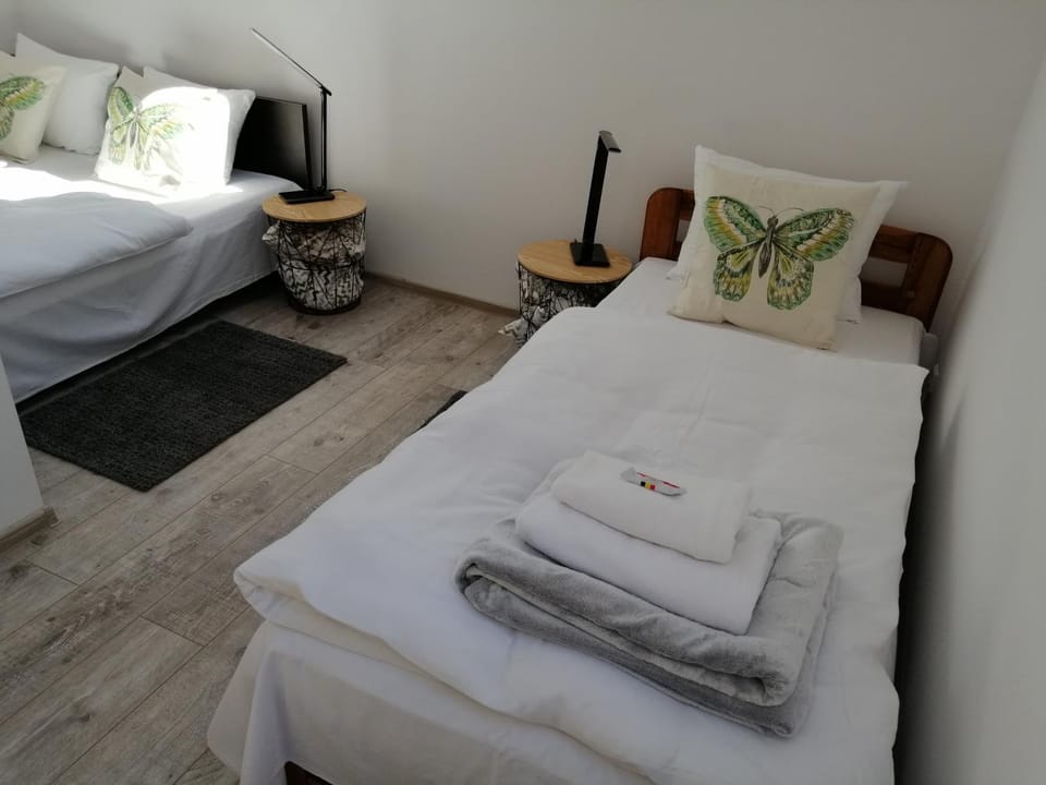 Bed, Photo of the whole room, Bedroom, towels