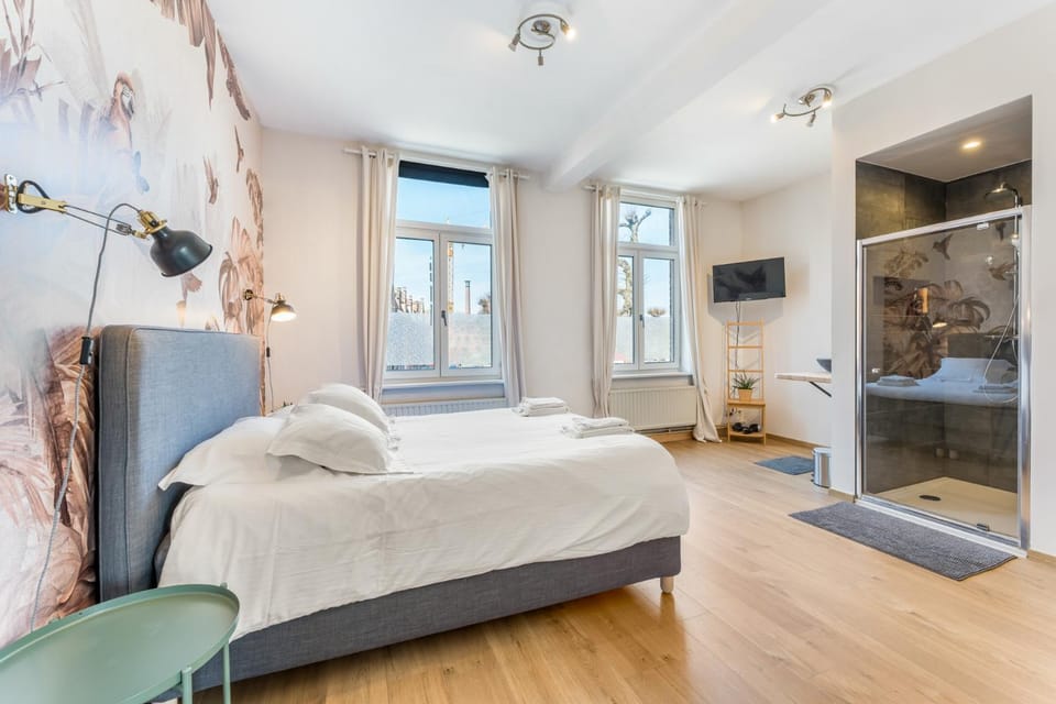 Bed, TV and multimedia, Photo of the whole room, Bedroom, towels