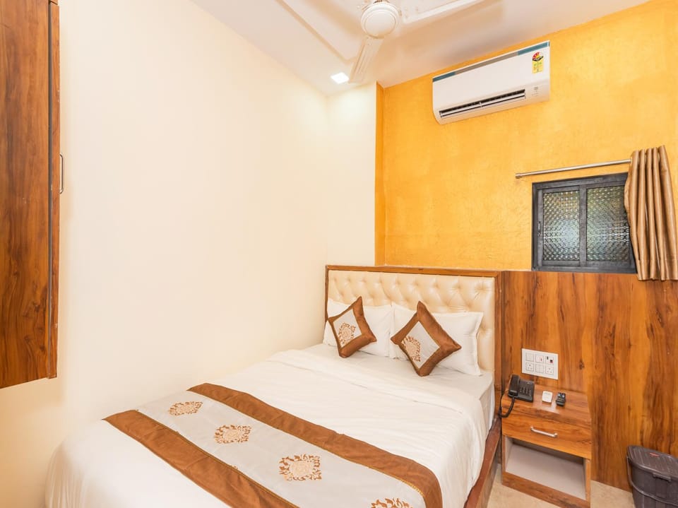 Bed, Photo of the whole room, Bedroom, air conditioner