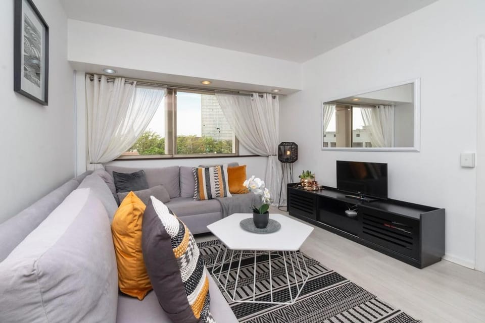 Apartment in Seapoint, Pool and free parking. Apartment in Cape Town