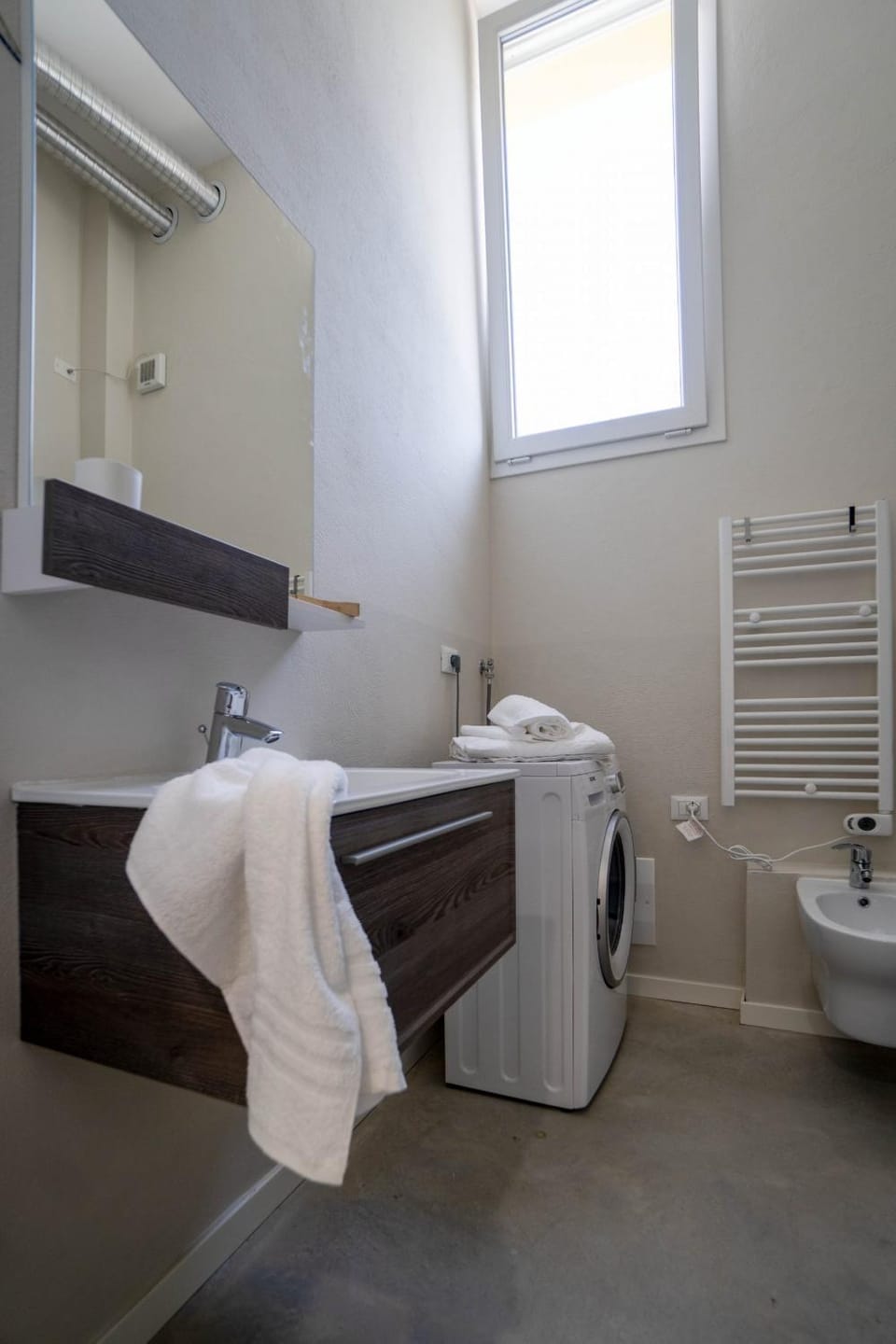 Toilet, Bathroom, bidet, towels, washing machine