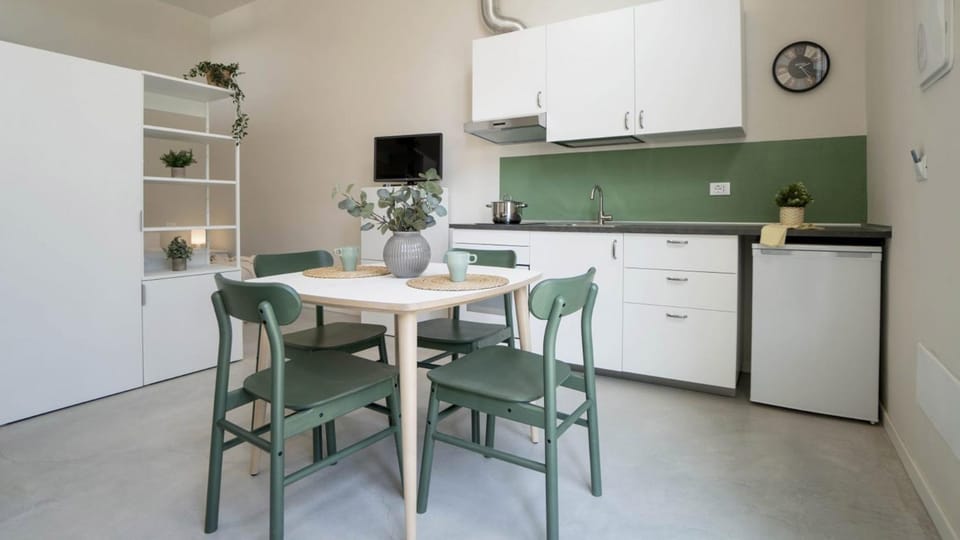 Communal lounge/ TV room, Kitchen or kitchenette, Dining area, stove, kitchen