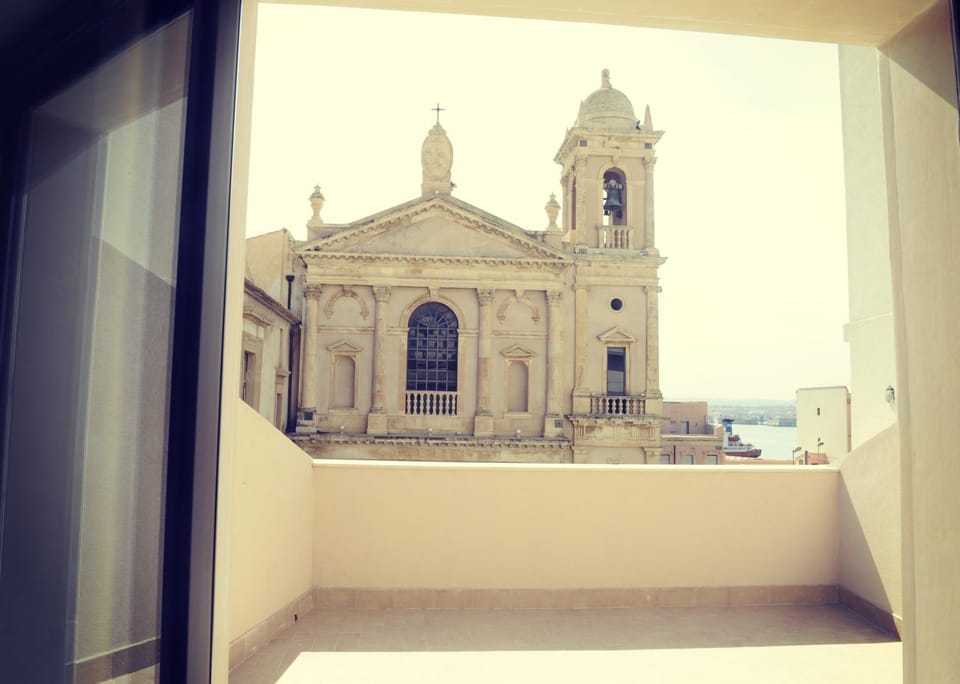 Balcony/Terrace, Street view
