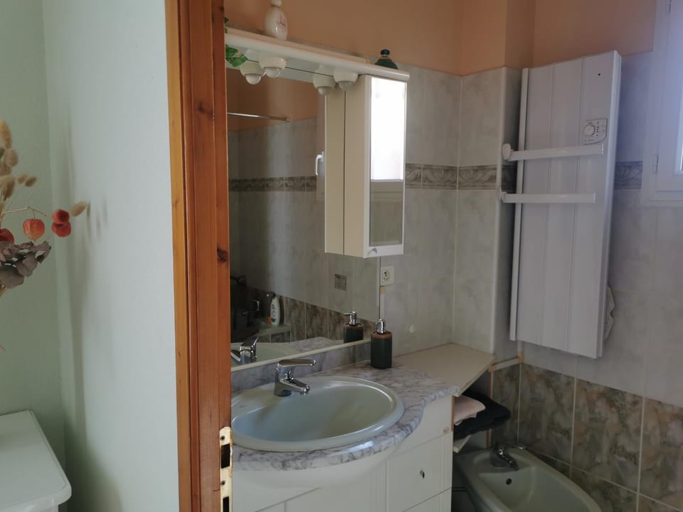 Chambre privée cosy, salle de bain et terrasse Vacation rental in Occitanie