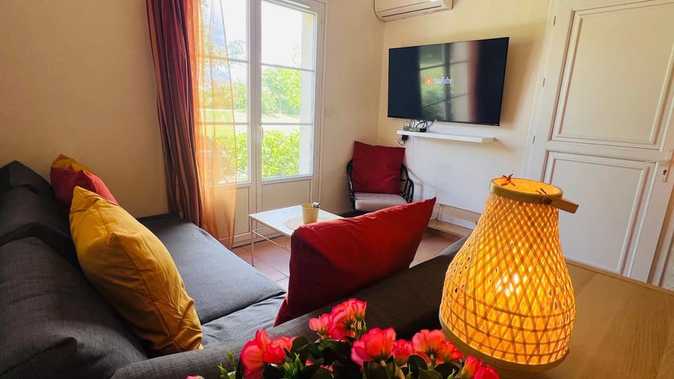 TV and multimedia, Living room, Seating area, air conditioner