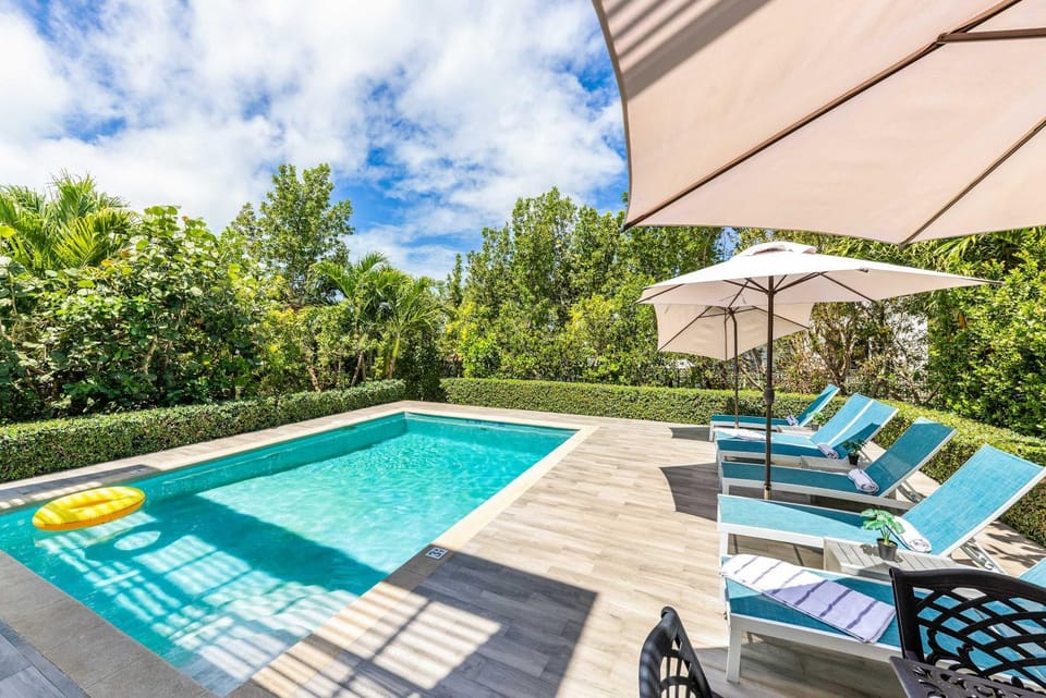 Swimming pool, sunbed