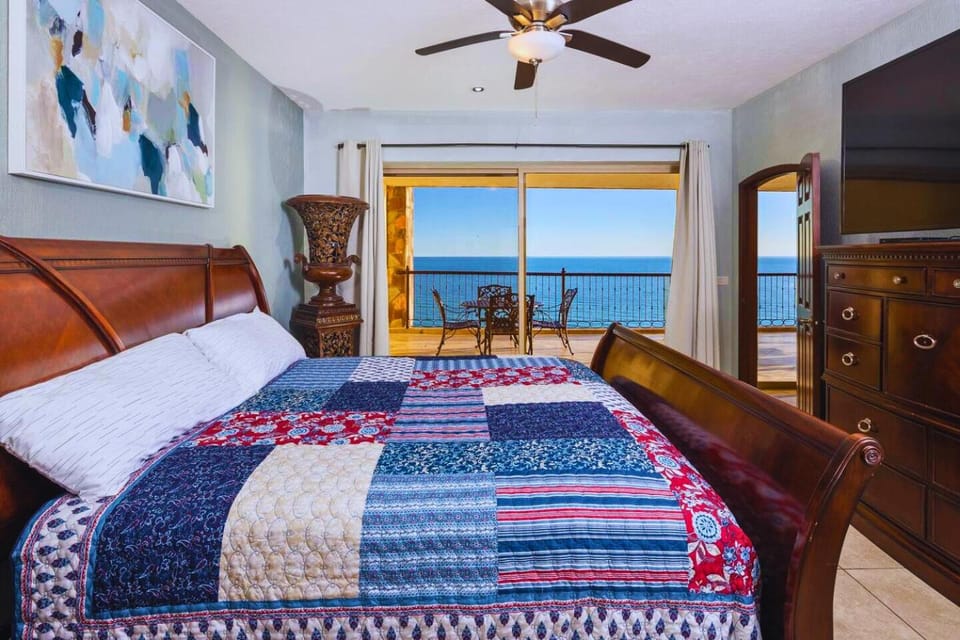 Bed, Natural landscape, TV and multimedia, View (from property/room), Photo of the whole room, Bedroom, Sea view, furniture