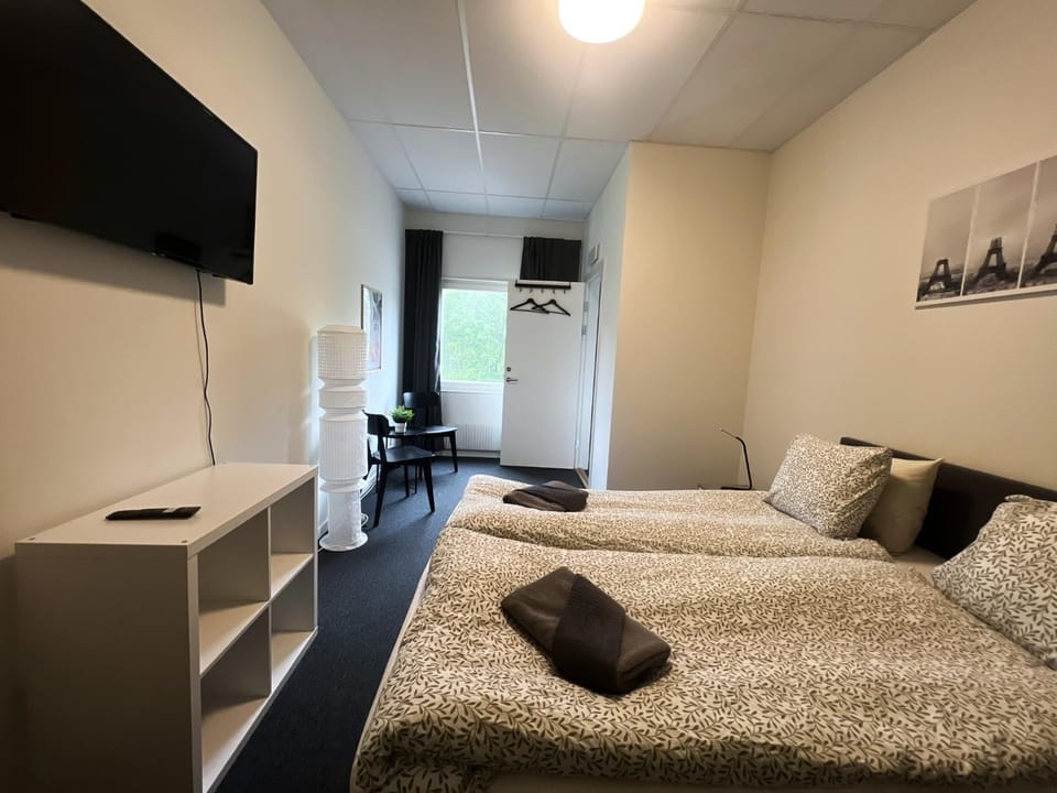 Bed, TV and multimedia, Photo of the whole room, Bedroom