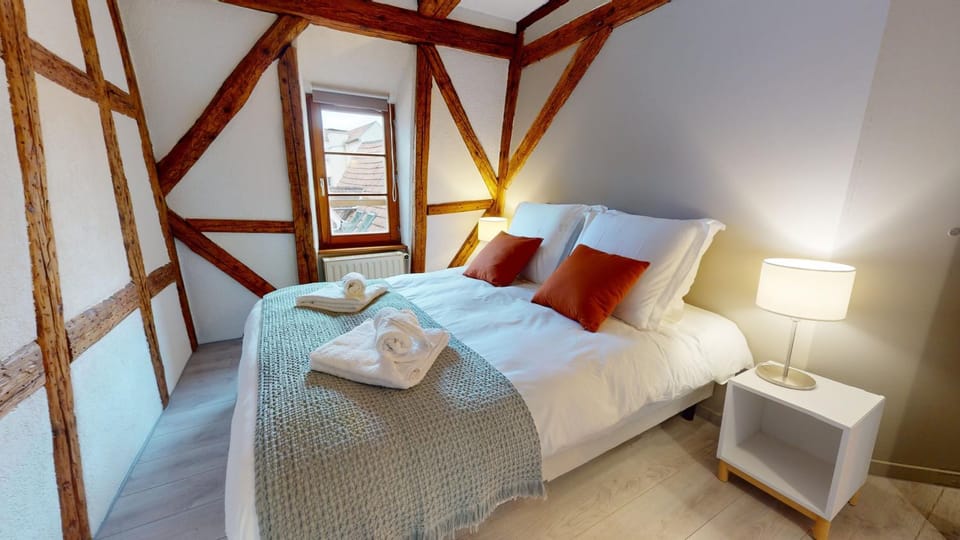 Bed, Photo of the whole room, Bedroom, towels