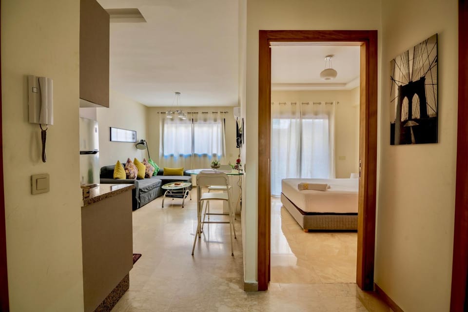 Bed, TV and multimedia, Living room, Photo of the whole room, Seating area, Dining area, Bedroom, hair dresser