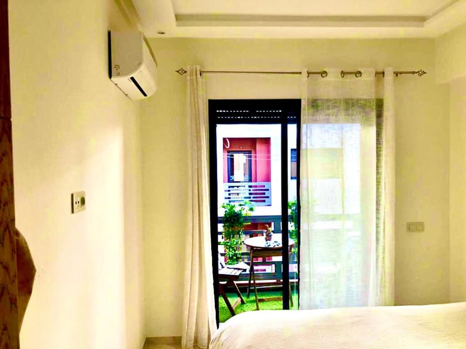 Patio, Bed, Day, Balcony/Terrace, Photo of the whole room, Bedroom, Time of day, air conditioner