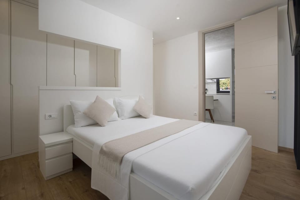 Bed, TV and multimedia, Photo of the whole room, Bedroom, wardrobe