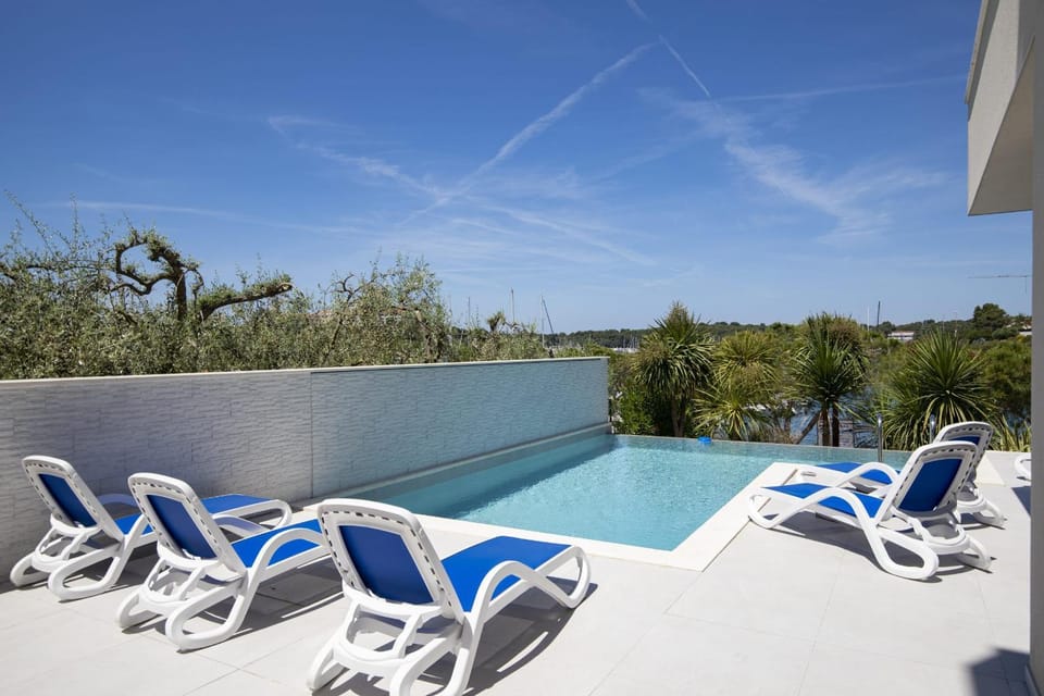 Property building, Balcony/Terrace, Seating area, Sea view, Swimming pool