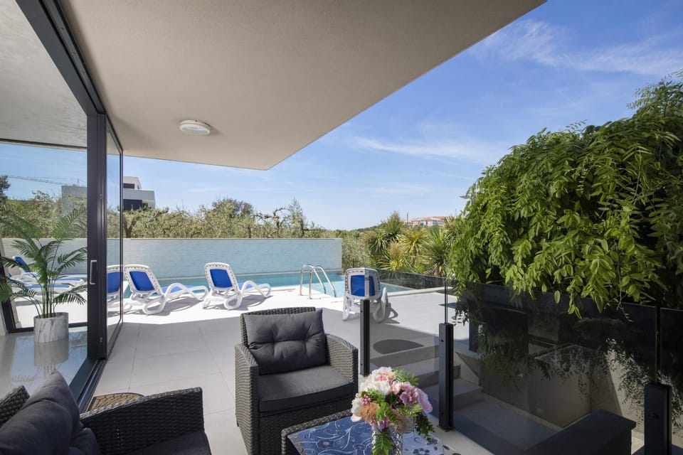 Property building, Balcony/Terrace, Swimming pool