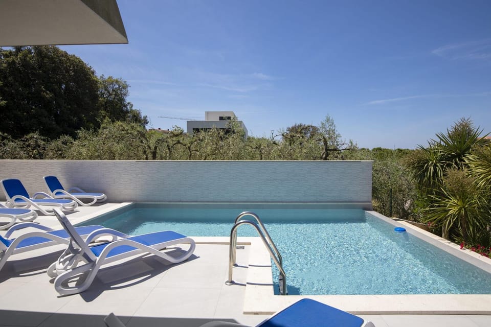 Property building, Balcony/Terrace, Swimming pool, Entertainment