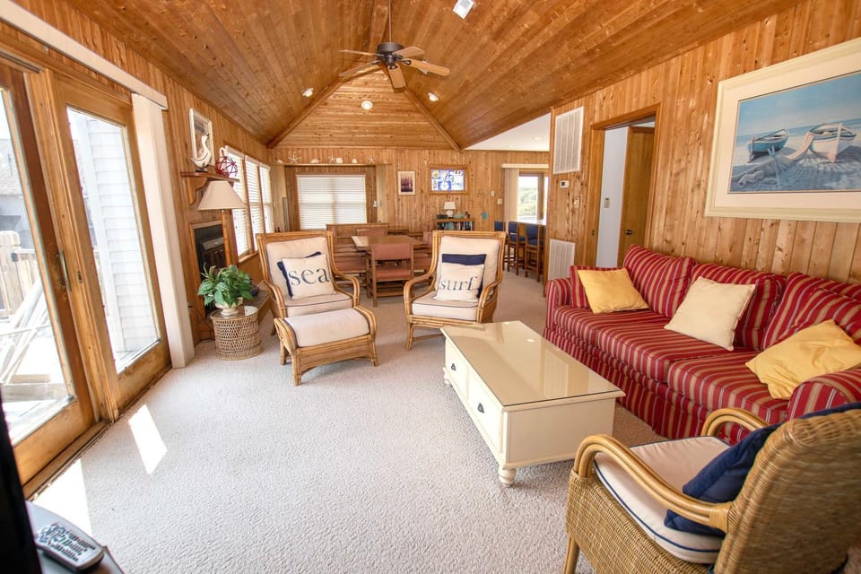 Semi-Oceanfront, secluded Beach Cottage, Close to Beach! SA210, Farmer House in Duck