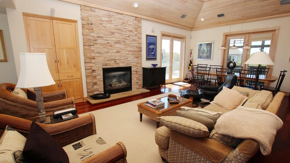 Oceanside, Screened Porch, 100 ft to Beach Access, SA180, Siren Song House in Duck