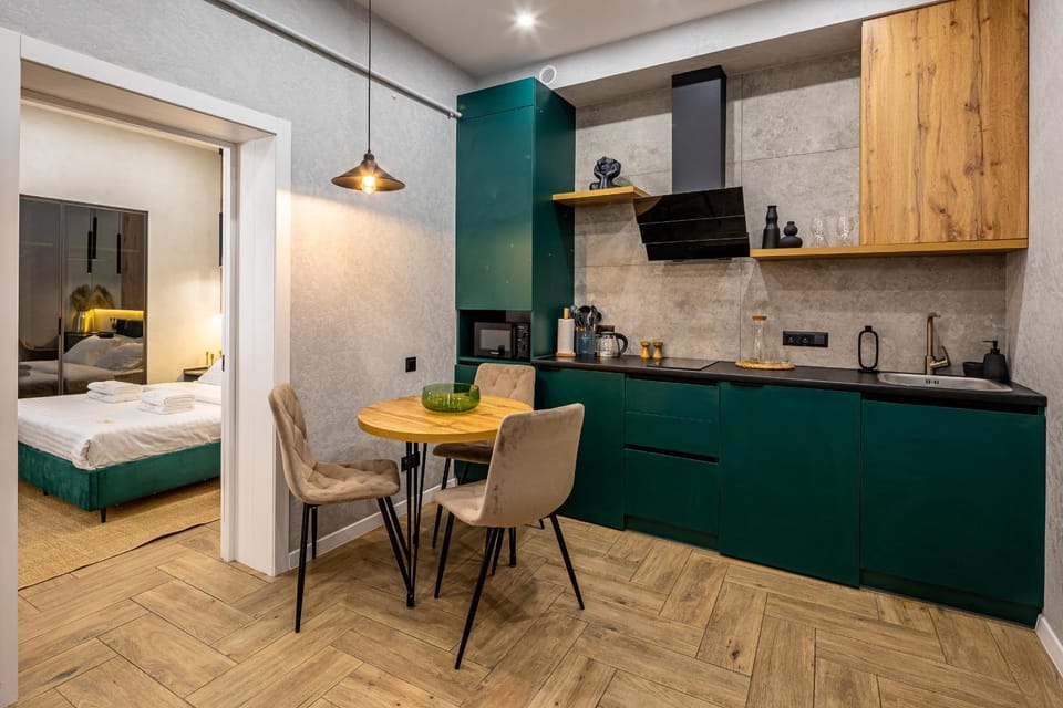 TV and multimedia, Coffee/tea facilities, Kitchen or kitchenette, Photo of the whole room, Dining area, stove