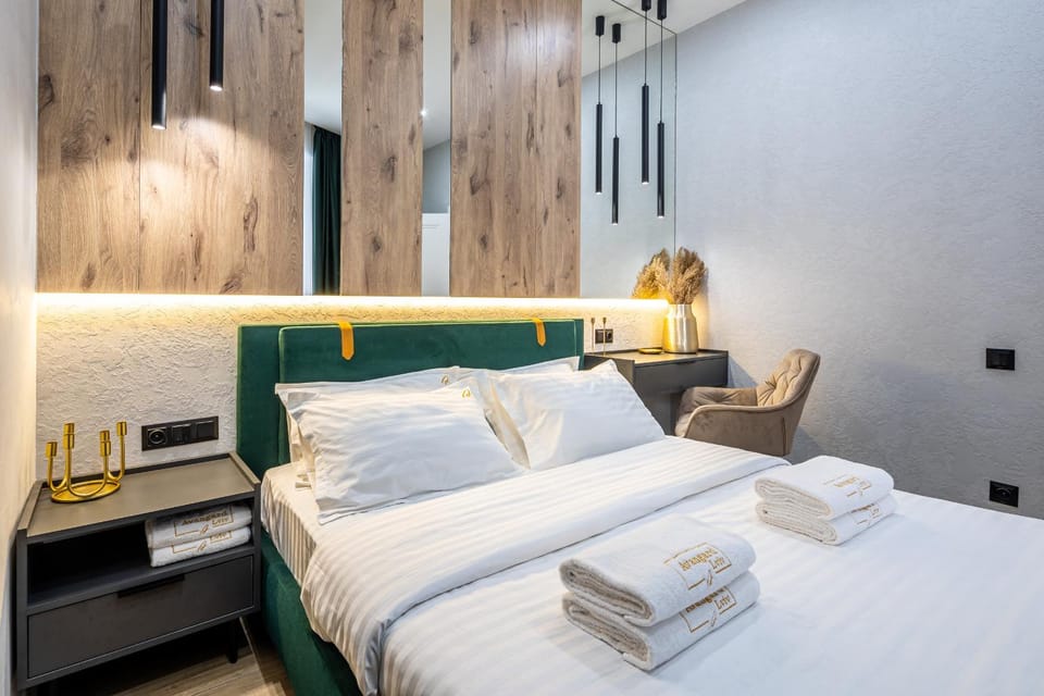 Bed, TV and multimedia, Photo of the whole room, Bedroom, towels