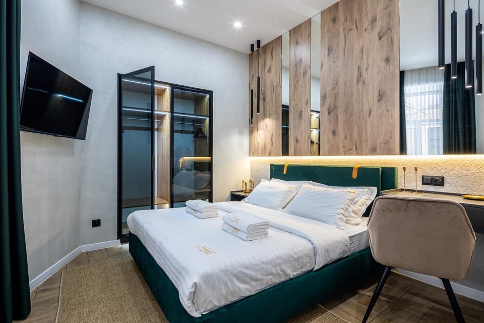 Bed, TV and multimedia, Photo of the whole room, Seating area, Bedroom, towels, wardrobe