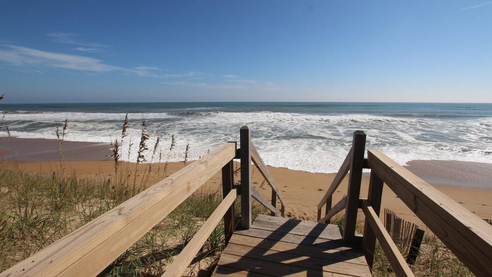 OCEANFRONT, Ocean Views, Beach Walkway, Screened Porch, SS236, Poncho's Villa House in Hargraves Bench