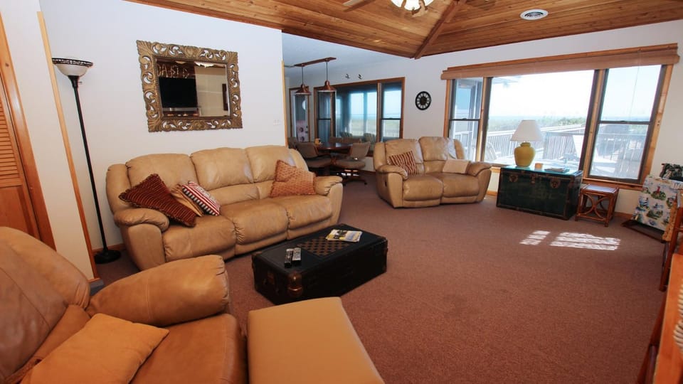 OCEANFRONT, Ocean Views, Beach Walkway, Screened Porch, SS236, Poncho's Villa House in Hargraves Bench