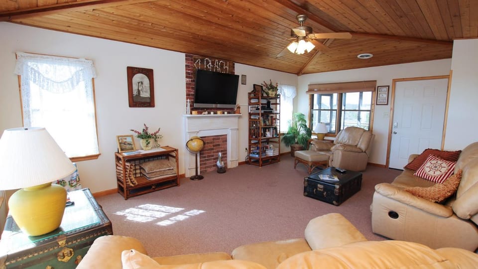 OCEANFRONT, Ocean Views, Beach Walkway, Screened Porch, SS236, Poncho's Villa House in Hargraves Bench