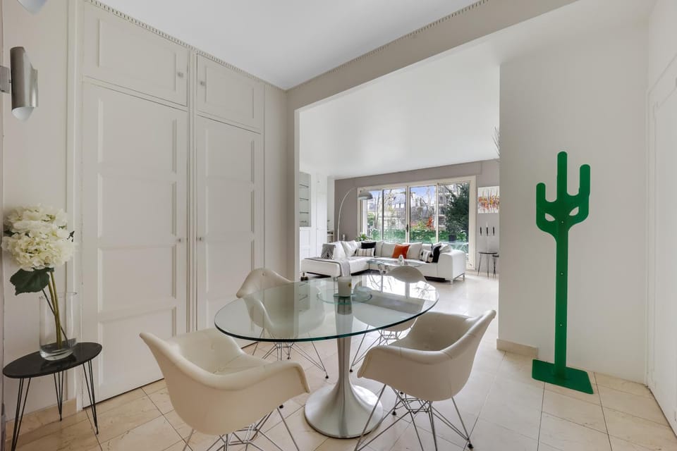 Bel appartement 3 pièces 2 chambres 76M2 + balcon + Parking Apartment in Courbevoie