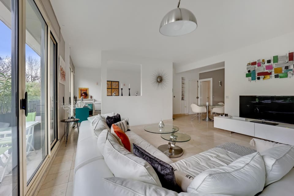Bel appartement 3 pièces 2 chambres 76M2 + balcon + Parking Apartment in Courbevoie